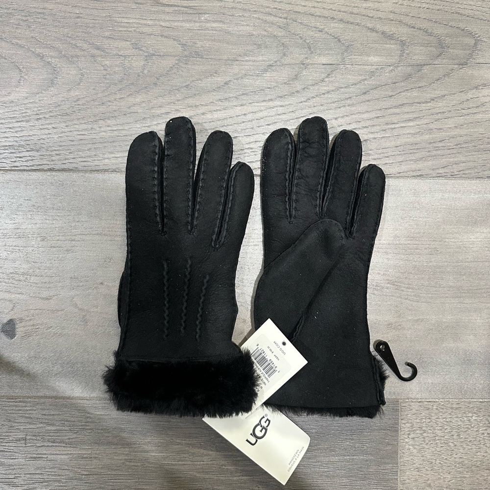 🧤 Ugg🧤Exposed Sheepskin Glove Black Woman Medium NWT